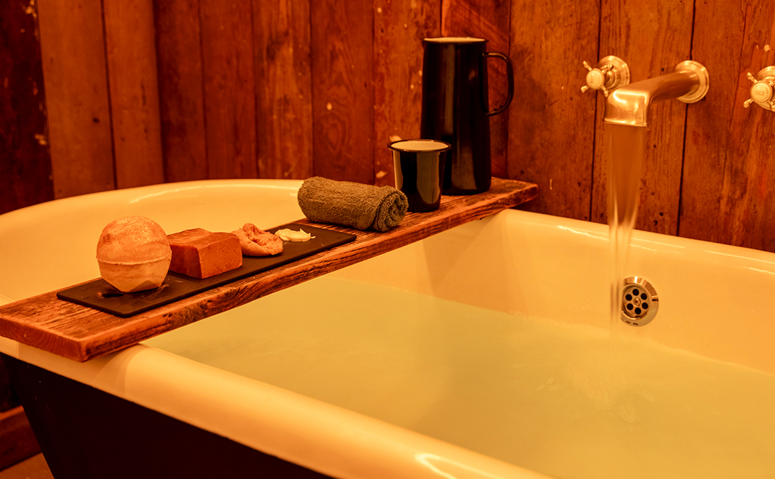 러쉬코리아, ‘북 어 배쓰 : 스티키 데이츠’ 출시…프라이빗 입욕 스파 제안 727-Image